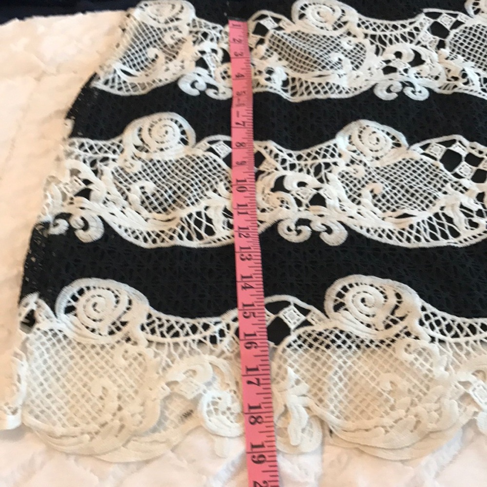 BEAUTIFUL NEW BLK AND WHITE LACE PENCIL SKIRT🌺🌹 - Picture 7 of 8